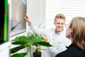 Das Ärzte-Team des LungenZentrums Hirslanden Zürich analysiert gemeinsam hochauflösende CT-Bilder einer Lunge im ILD-Board