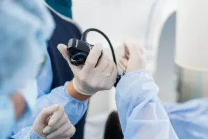 Zwei Spezialisten des LungenZentrums Hirslanden Zürich führen eine endoskopische Untersuchung (Bronchoskopie) bei einem Patienten durch