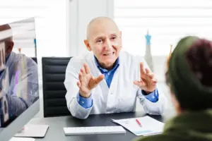 Prof. Dr. med. Ilhan Inci im Aufklärungsgespräch mit Patientin