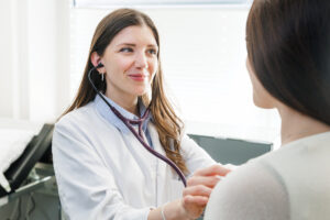 Eine Pneumologin hört die Lunge einer Patientin im Sprechzimmer des LungenZentrums Hirslanden Zürich mit einem Stethoskop ab