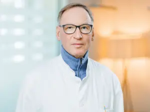 Porträt von Prof. Dr. med. Othmar Schöb, Facharzt für Chirurgie, speziell Thoraxchirurgie und Viszeralchirurgie am LungenZentrum Hirslanden Zürich