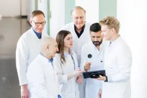 Ärzte-Team des LungenZentrums Hirslanden Zürich bei einer interdisziplinären Fallbesprechung im Thorax-Tumorboard