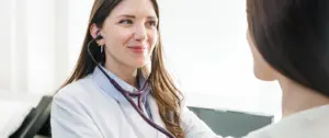 Eine Pneumologin hört die Lunge einer Patientin im Sprechzimmer des LungenZentrums Hirslanden Zürich mit einem Stethoskop ab
