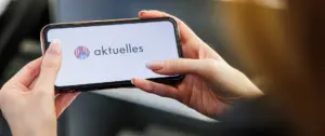 Handy in der Hand mit dem Logo vom LungenZentrum Hirslanden Zürich