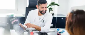 Ein Pneumologe wertet die Hautreaktionen eines Prick-Tests am Unterarm einer Patientin zur Allergiediagnostik im LungenZentrum Hirslanden Zürich aus