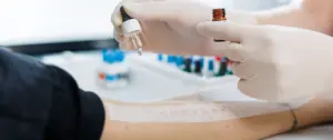 Ein Pneumologe führt bei einer Patientin am Unterarm einen Prick-Test zur Allergiediagnostik im LungenZentrum Hirslanden Zürich durch