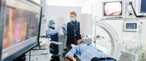 Ärzteteam des LungenZentrums Hirslanden bei der Durchführung einer Bronchoskopie (Lungenspiegelung) im endoskopischen Eingriffsraum