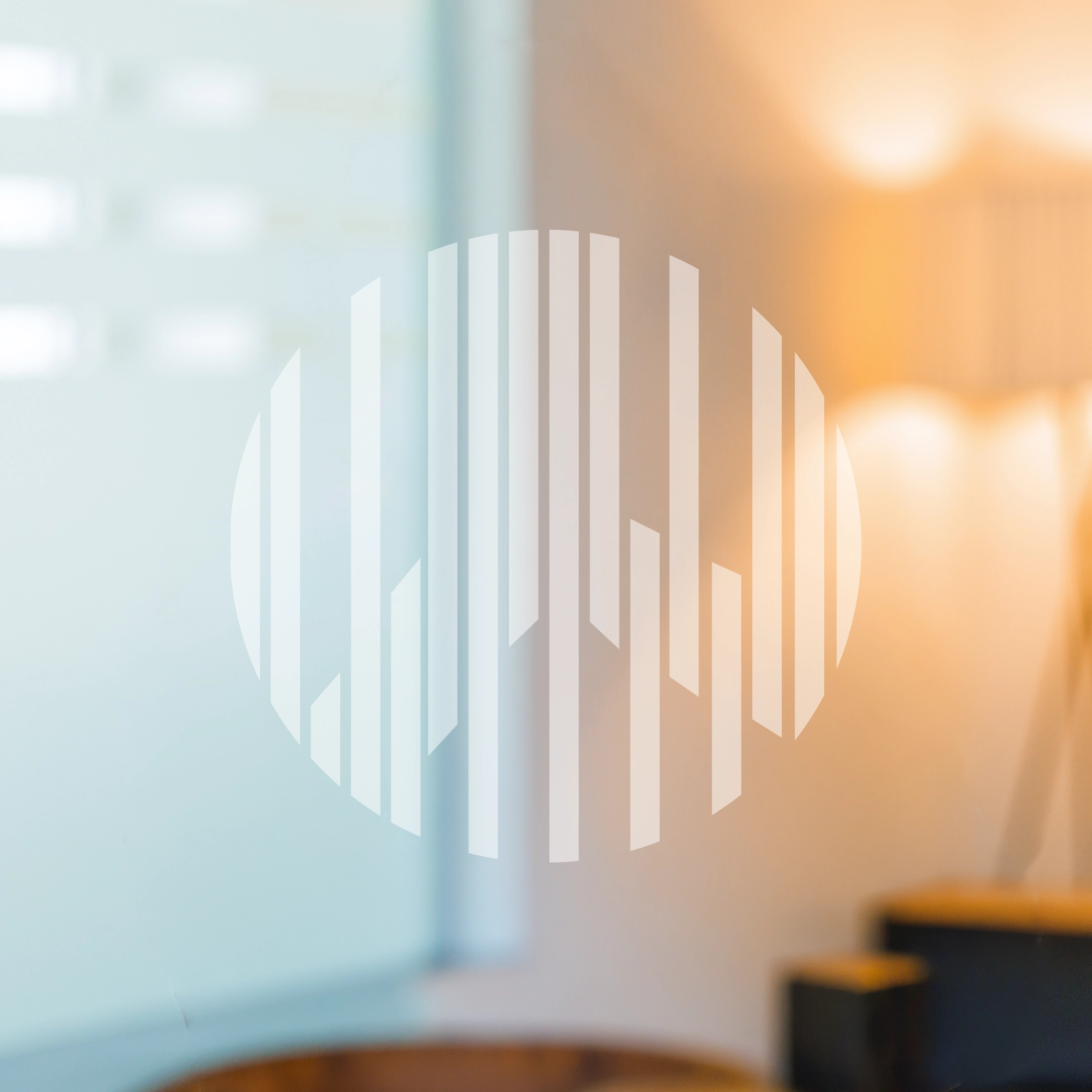 Logo an der Glasscheibe des LungenZentrum Hirslanden Zürich