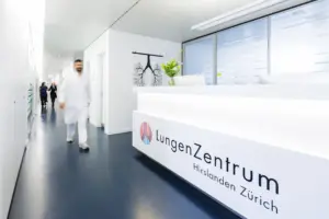 Der moderne, hell gestaltete Eingangsbereich des LungenZentrums Hirslanden Zürich