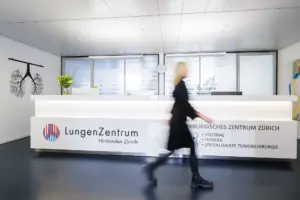 Blick in den stilvoll und hell eingerichteten Korridor und Praxisräumlichkeiten des LungenZentrums Hirslanden Zürich