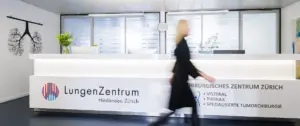 Der einladende, moderne Empfangstresen des LungenZentrums Hirslanden in Zürich