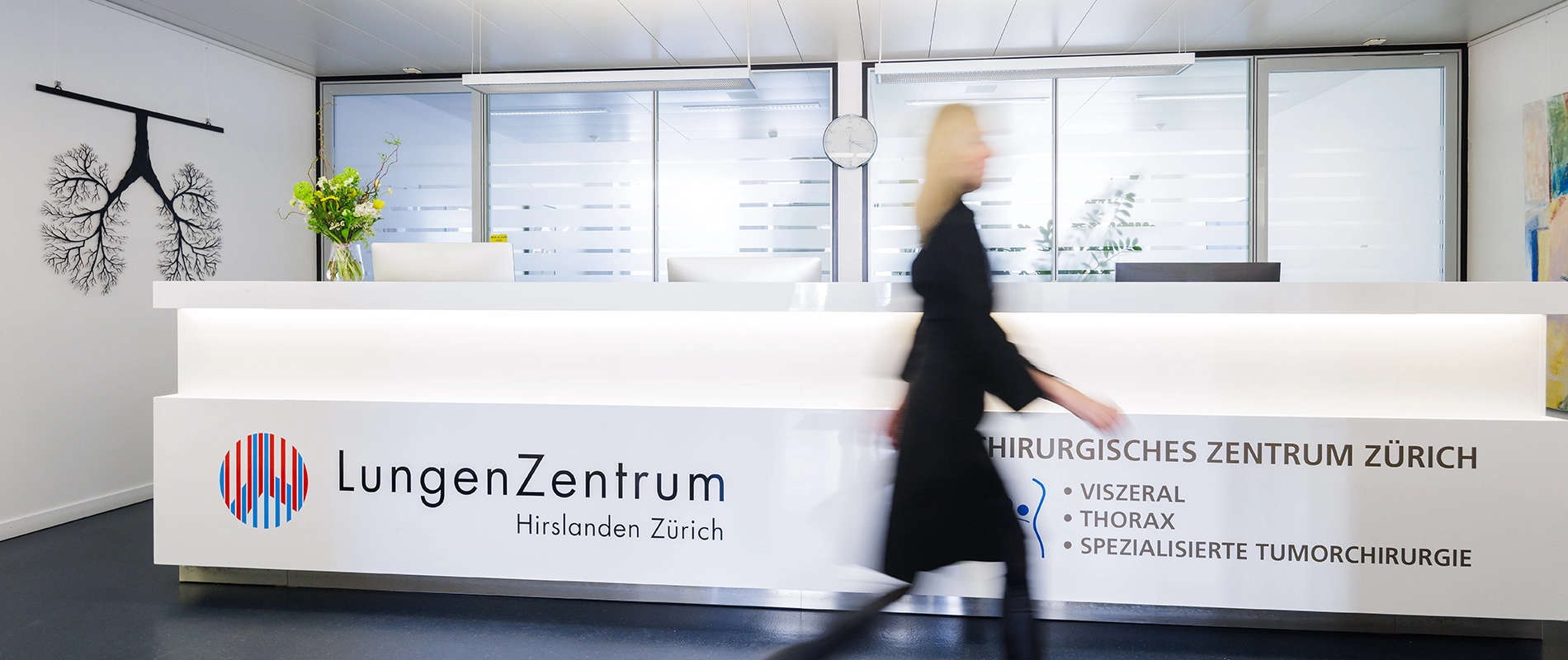 Der einladende, moderne Empfangstresen des LungenZentrums Hirslanden in Zürich