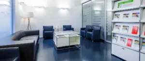 Der moderne, hell gestaltete Wartebereich des LungenZentrums Hirslanden Zürich mit komfortablen Sitzgelegenheiten