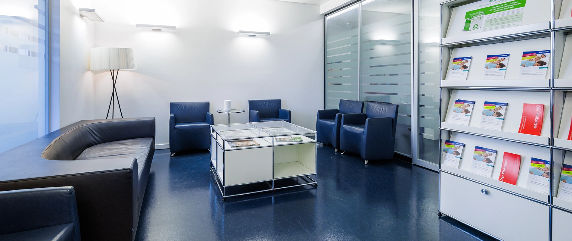Der moderne, hell gestaltete Wartebereich des LungenZentrums Hirslanden Zürich mit komfortablen Sitzgelegenheiten