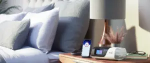 Aufnahme vom Bett mit einem Schlafanalysegerät am Nachkästchen