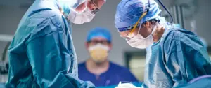 Das Chirurgen-Team des LungenZentrums Hirslanden Zürich bei einer Operation am offenen Brustkorb im OP-Saal