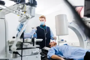 Patient liegend mit Atemschutz im Behandlungsraum LungenZentrum Hirslanden Zürich